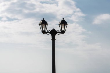 Arka planda gökyüzü olan sokak lambası