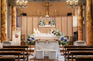 Düğün için dekore edilmiş kilise.