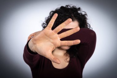 Elleri açık bir kızın yaklaşması, kadınlara yönelik şiddeti durdurma kavramı.