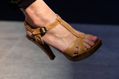 Ayakkabı darlığı acıya neden olur.