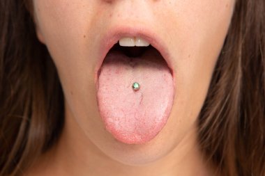Kız dilinin piercingli matrosu