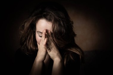 Bin yıllık güvensizlik, depresyon konsepti, yalnızlık, izolasyon ve sosyal ağlara bağımlılık