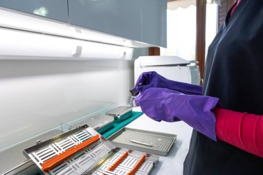 Teknisyen temizleme diş ekipmanı