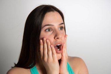 Genç ve güzel bir bayanın yüzündeki şaşırmış ifade. İnsan duyguları vücut dili kavramı