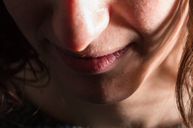 Kadınların dudaklarını sessizce kapatın, şiddet mağduru kavramını.