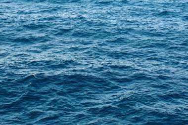 Tropikal bir bölgenin sakin mavi deniz arka planı