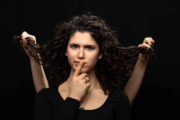 Attractive Caucasian Curly Girl Stern Look Her Face Holding Pointing — Stock Photo, Image