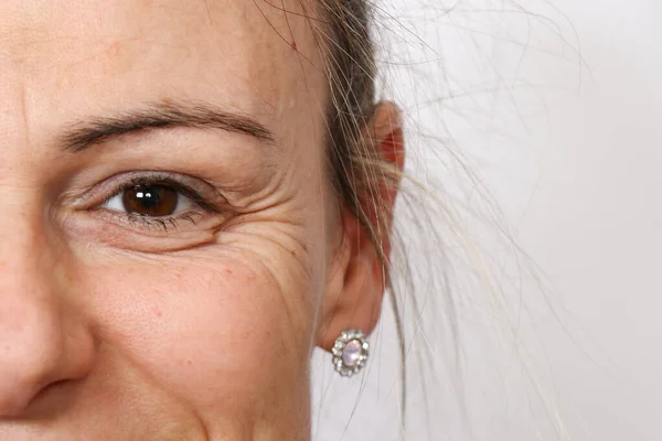 Retrato Estúdio Close Metade Rosto Mostrando Rugas Nos Olhos Pés — Fotografia de Stock