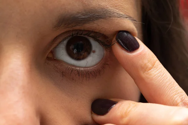 Close Van Vrouw Framing Haar Oog — Stockfoto