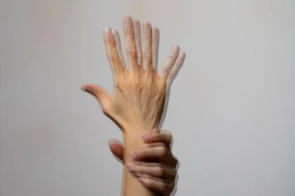 Diplopiye neden olan görsel bozukluk, görüntüye çift algı, ele yakın çekim.