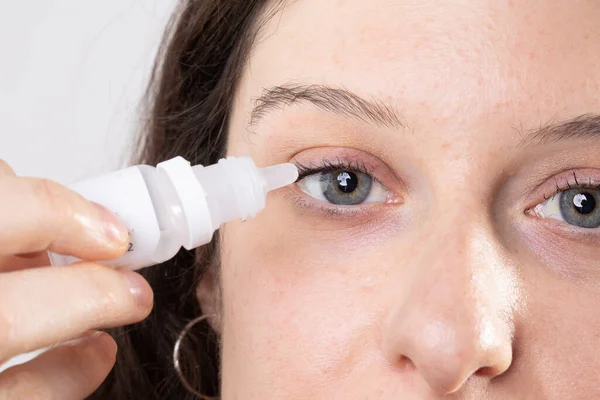 Closeup Young Caucasian Brunette Woman Applying Eye Drops White Plastic — Stock Photo, Image
