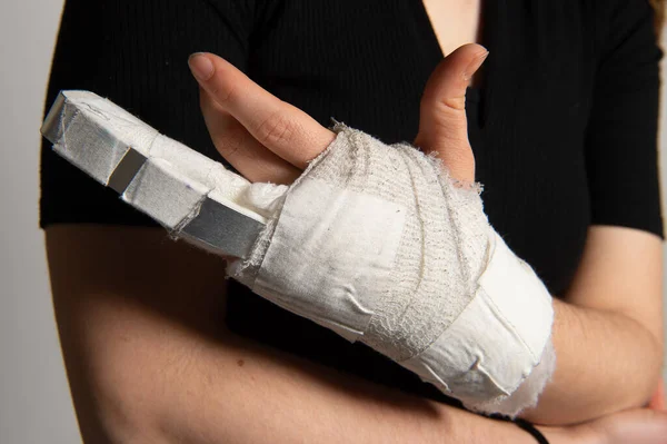 Närbild Kvinna Hand Vit Handled Bandage Med Stål Fixering Bruten — Stockfoto