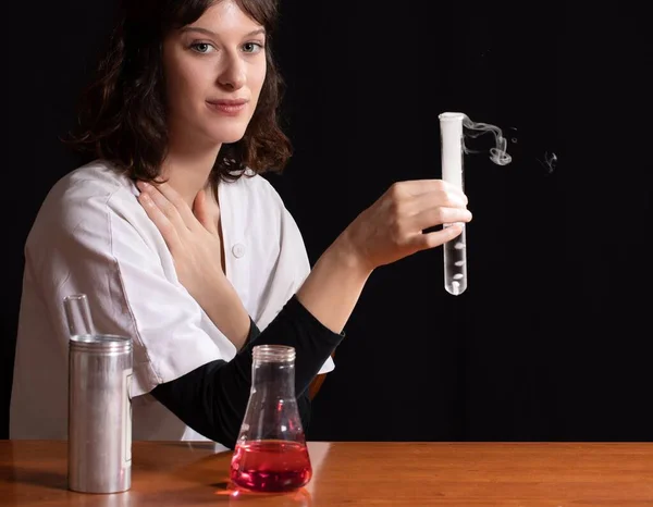 Zbliżenie Kobiety Trzymającej Cylinder Oparami Reakcji Chemicznej — Zdjęcie stockowe