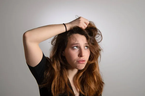 Retrato Menina Frustrada Segurando Seu Cabelo Castanho Longo Expressão Decepcionada — Fotografia de Stock