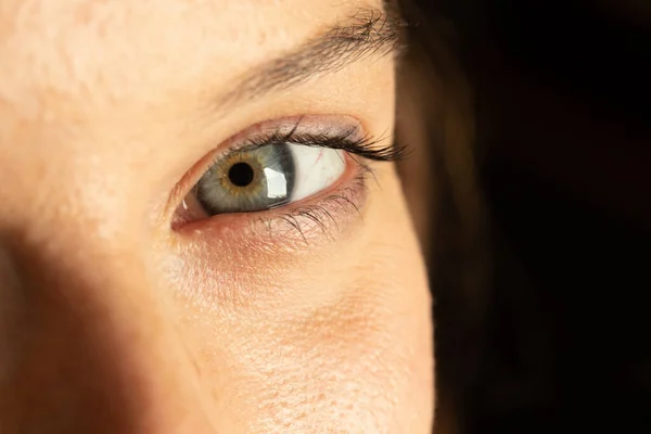 Macro Ojo Femenino Iluminado Por Luz Ambiente Cálida —  Fotos de Stock