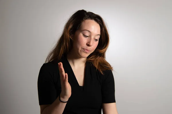 Candid Studio Portrait Pretty Young Lady Gesticulating While Speaking Body — Stock Photo, Image