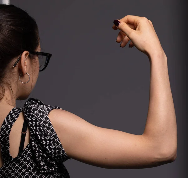 Ung Brunett Kvinna Visar Sina Handmuskler Kvinnlig Modell Böjande Biceps — Stockfoto
