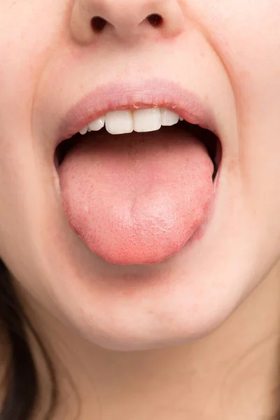 Zbliżenie Ust Kobiety Pokazującej Język — Zdjęcie stockowe