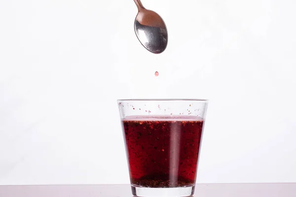 Copo Cocktail Vitamina Saudável Vermelho Isolado Fundo Branco Pequena Gota — Fotografia de Stock