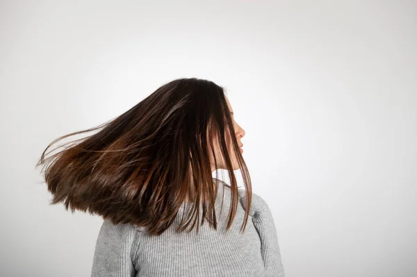 Joven Morena Volteando Hermoso Pelo Largo Brillante Libertad Movimiento Cuidado —  Fotos de Stock