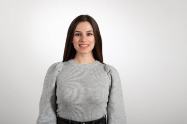 Büyük kazaklı, neşeli, esmer bir kadının portresi. Uzun kahverengi saçlı mutlu kız. Diyet konsepti. Boşluğu kopyala