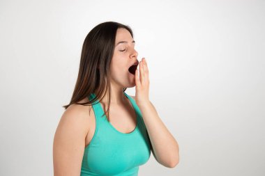 Genç esmer esniyor. Fotokopi alanı ile yüz ifadesi stüdyo resmi