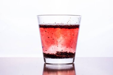 Çay tortusuyla şeffaf bardağı kapat.