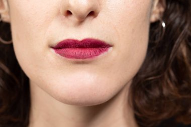 Beyaz kız dudakları kırmızı ruj ve erkeksi özellikleri olan çene, çok seksi.