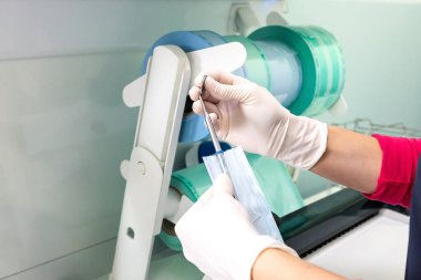 Teknisyen temizleme diş ekipmanı