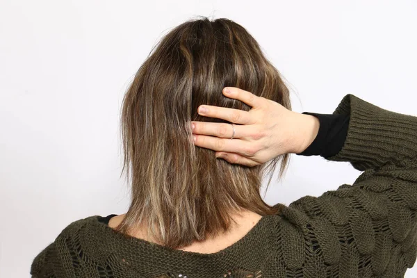Hlava Ženy Zezadu Rukou Dotýkající Vlasů Koncept Péče Vlasy — Stock fotografie