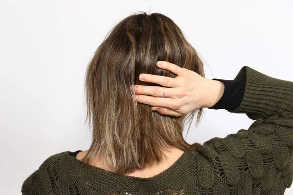 Cabeza Mujer Vista Desde Atrás Con Mano Tocando Cabello Concepto —  Fotos de Stock