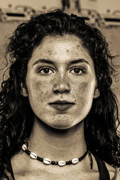 Young Caucasian Female Model Monochromatic Portrait Applying Ultraviolet Light Filter — Stock Photo, Image