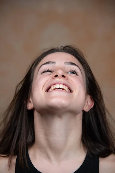 Felicidade Atitude Positiva Conceito Alegre Jovem Sorrindo Inclinando Cabeça — Fotografia de Stock