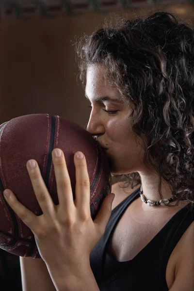 Profilo Indoor Ritratto Una Giovane Giocatrice Basket Con Una Palla — Foto Stock