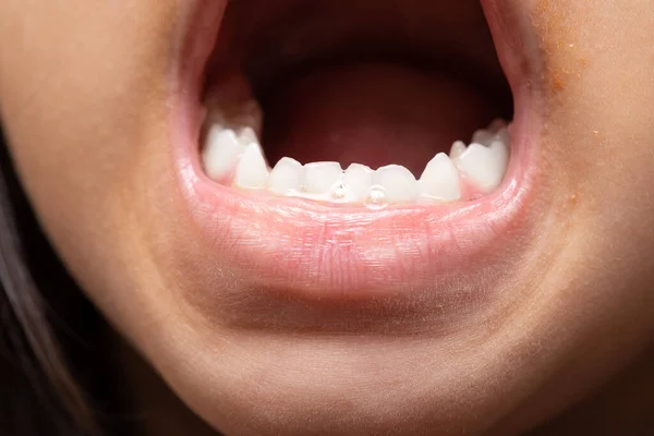 Closeup of a woman\'s open mouth