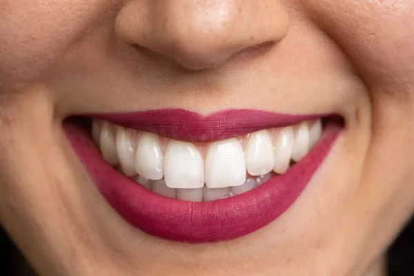 Macro Une Femme Souriante Lèvres Avec Rouge Lèvres Rouge Vif — Photo