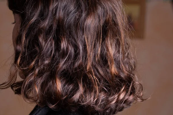 Cabello Brillante Limpio Longitud Media Con Ondas Naturales Fondo Borroso —  Fotos de Stock