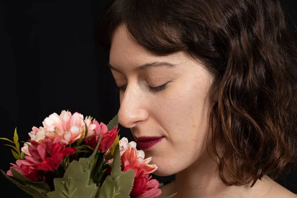 Beautiful Brunette Woman Smelling Bouquet Rosy Red Flowers Attractive Female — Stock Photo, Image