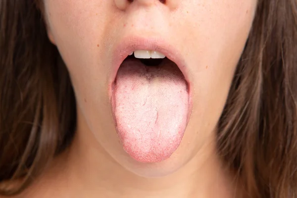 Primer Plano Una Hermosa Morena Sacando Lengua — Foto de Stock