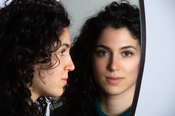 Reflexão Espelho Feminino Morena Encaracolado Pensativo Menina Bonita Olhando Para — Fotografia de Stock