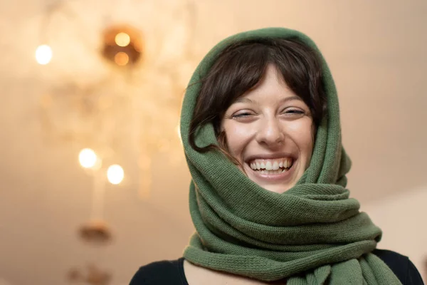 Mulheres Caucasianas Sorridentes Atraentes Com Cachecol Malha Verde Enrolado Torno — Fotografia de Stock