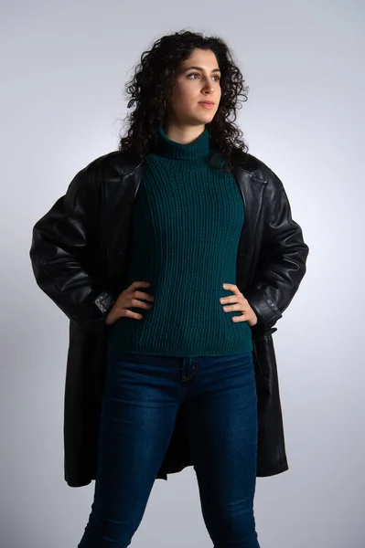 Joven Mujer Pelo Rizado Caucásico Agradable Jeans Suéter Abrigo Cuero — Foto de Stock