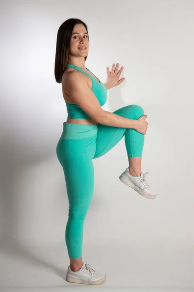 Vista Lateral Agradable Atleta Femenina Ropa Deportiva Estiramiento Turquesa Haciendo — Foto de Stock