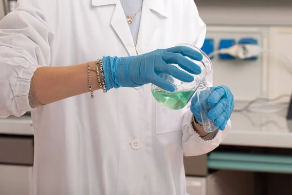 Scienziato Laboratorio Versando Liquido Blu Dal Vetro Contenitore Più Piccolo — Foto Stock