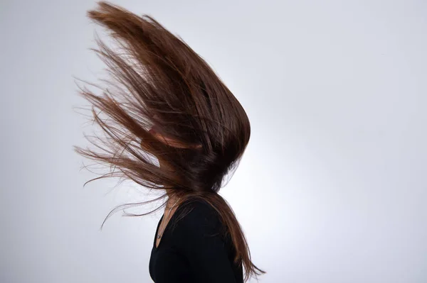 Ragazza Scuotendo Suoi Lunghi Capelli Castani Dritti — Foto Stock