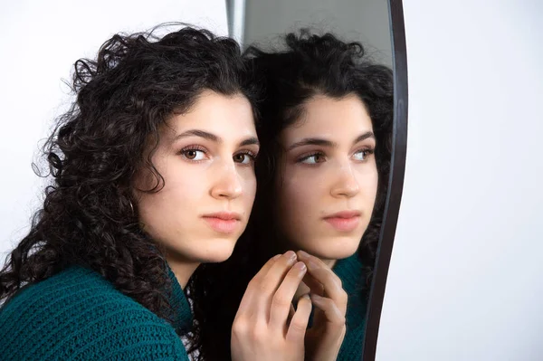 Mujer Pelo Rizado Marrón Sentada Espejo Mirando Cámara Atractiva Cara —  Fotos de Stock