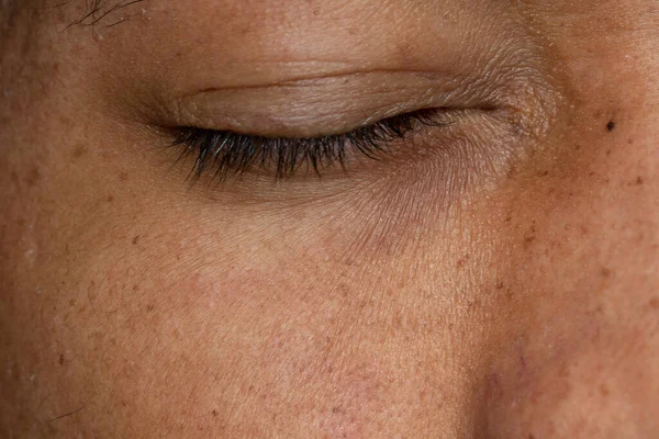 Makroaufnahme Eines Jungen Afrikaners Mit Geschlossenen Augen — Stockfoto