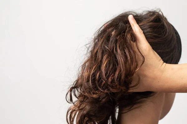 Morena Menina Brincando Com Seu Cabelo Ondulado Cabeleireiro Conceito Rotina — Fotografia de Stock