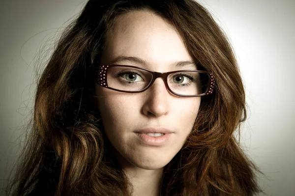 Mulher Modelo Com Maquiagem Acessórios Combinação Com Óculos Moda Penteado — Fotografia de Stock