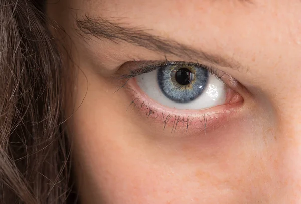 Kobiece Oko Intensywnym Wzrokiem — Zdjęcie stockowe